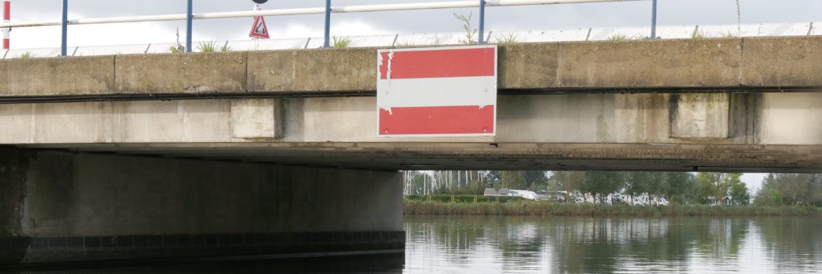 Brug met een verbodsbord. Houd jij je aan je eigen afspraken?