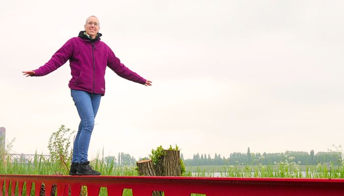 Corrie balancerend op de brug